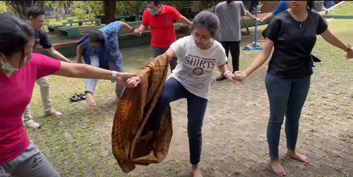 Lomba estafet sarung