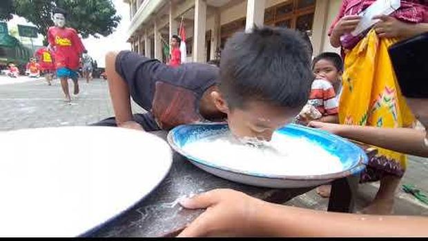 Lomba koin di tepung