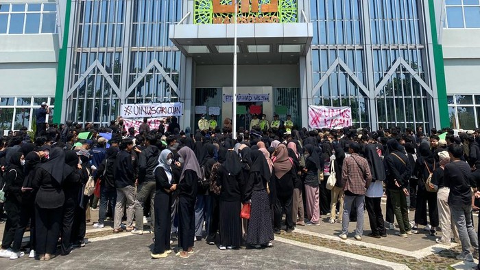Mahasiswa UIN Walisongo Semarang melakukan unjuk rasa meminta program wajib mondok bagi mahasiswa baru disetop buntut curhatan viral makanan basi. Foto diunggah pada Kamis (10/8/2023).