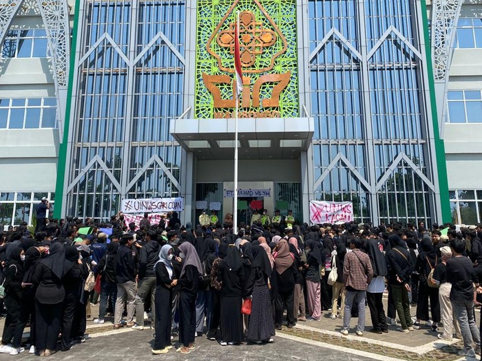 Mahasiswa UIN Walisongo Semarang melakukan unjuk rasa meminta program wajib mondok bagi mahasiswa baru disetop buntut curhatan viral makanan basi. Foto diunggah pada Kamis (10/8/2023).