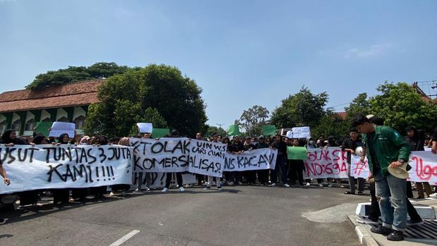 Mahasiswa UIN Walisongo Semarang melakukan unjuk rasa meminta program wajib mondok bagi mahasiswa baru disetop buntut curhatan viral makanan basi. Foto diunggah pada Kamis (10/8/2023).