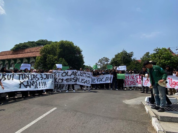 Mahasiswa UIN Walisongo Semarang melakukan unjuk rasa meminta program wajib mondok bagi mahasiswa baru disetop buntut curhatan viral makanan basi. Foto diunggah pada Kamis (10/8/2023).