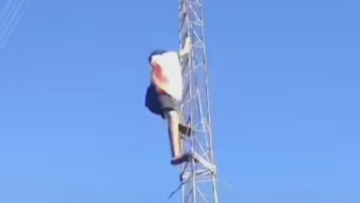 Heboh di media sosial aksi nekat seorang pemuda di Kabupaten Maros, Sulawesi Selatan (Sulsel) memanjat tower untuk mengibarkan bendera merah putih.