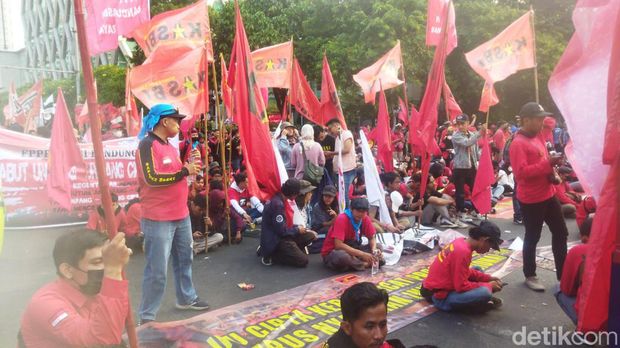 Massa buruh duduk-duduk di Patung Kuda hingga perempatan Kebon Sirih, Jalan MH Thamrin, Jakarta Pusat.