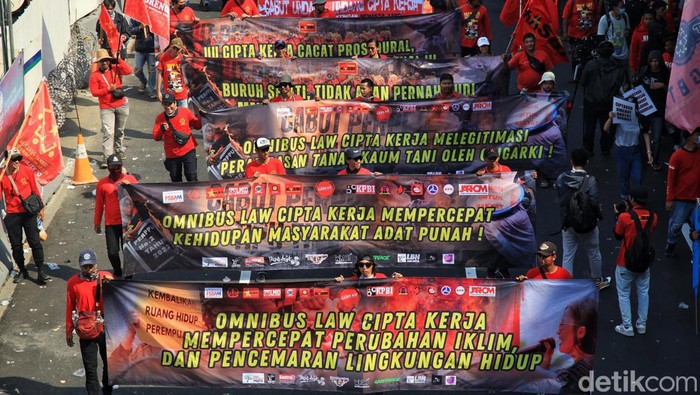 Massa buruh melakukan long march menuju kawasan Patung Kuda, Jakarta Pusat, Kamis (10/8/2023). Aksi itu untuk menolak UU Ciptaker.