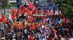 Massa Buruh Long March ke Patung Kuda