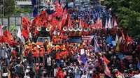 Massa buruh tampak memenuhi Jalan MH Thamrin hingga membuat lalu lintas macet.  