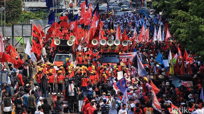 Massa buruh melakukan long march menuju kawasan Patung Kuda, Jakarta Pusat, Kamis (10/8/2023). Aksi itu untuk menolak UU Ciptaker.