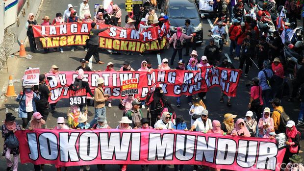 Massa buruh melakukan long march menuju kawasan Patung Kuda, Jakarta Pusat, Kamis (10/8/2023). Aksi itu untuk menolak UU Ciptaker.