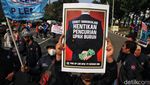 Massa Buruh Long March ke Patung Kuda