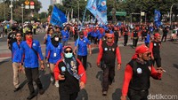 Aksi yang dilakukan buruh itu untuk menolak UU Ciptaker.  