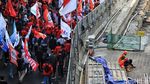Massa Buruh Long March ke Patung Kuda