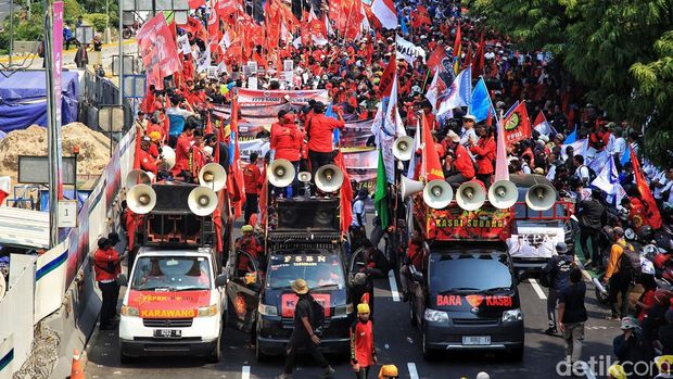 Massa buruh melakukan long march menuju kawasan Patung Kuda, Jakarta Pusat, Kamis (10/8/2023). Aksi itu untuk menolak UU Ciptaker.