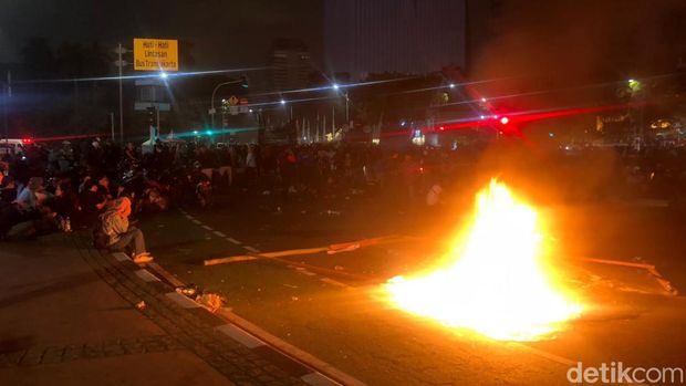 Massa buruh masih bakar-bakar di kawasan Patung Kuda jelang tengah malam (Kurniawan Fadilah/detikcom)