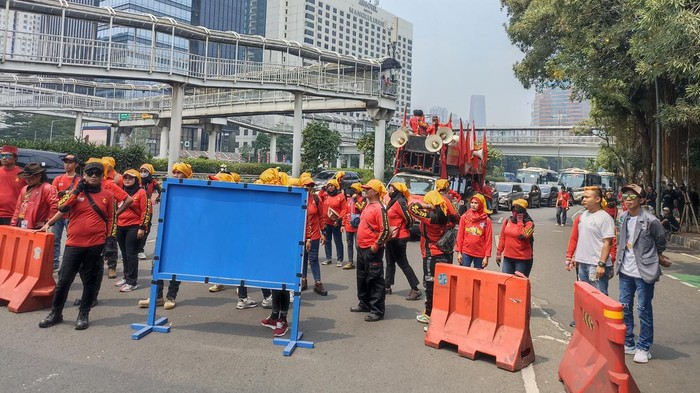 Massa Buruh Tertahan di Polda Metro, Lalin Macet