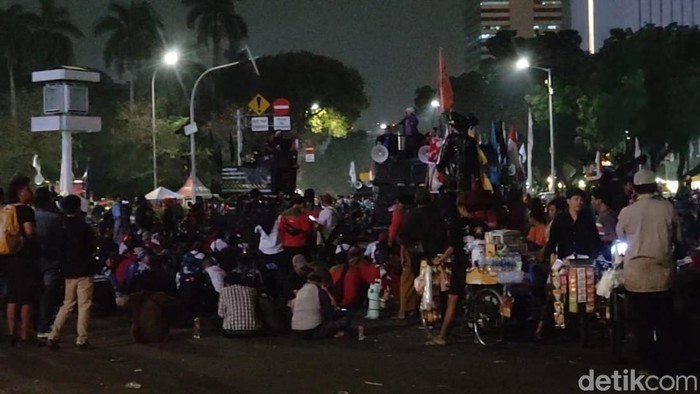 Massa demo bertahan di sekitar Patung Kuda (Kurniawan Fadilah/detikcom)