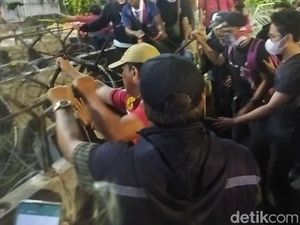 Massa Demo di Patung Kuda Rusak Pagar Berduri-Lempar Botol