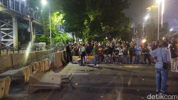 Massa demo di Patung Kuda memanas, Kamis (10/8/2023) malam ini. Massa menarik kawat berduri hingga melemparkan botol air mineral.