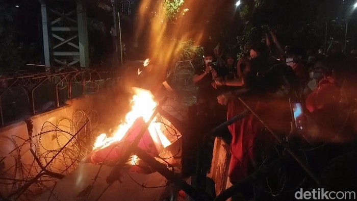 Massa demo di Patung Kuda membakar water barrier yang ada di Jalan Medan Merdeka Barat, Jakarta Pusat, Kamis (10/8/2023) malam.