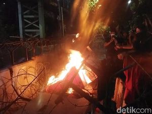 Polisi Padamkan Api Road Barrier yang Dibakar Massa di Patung Kuda