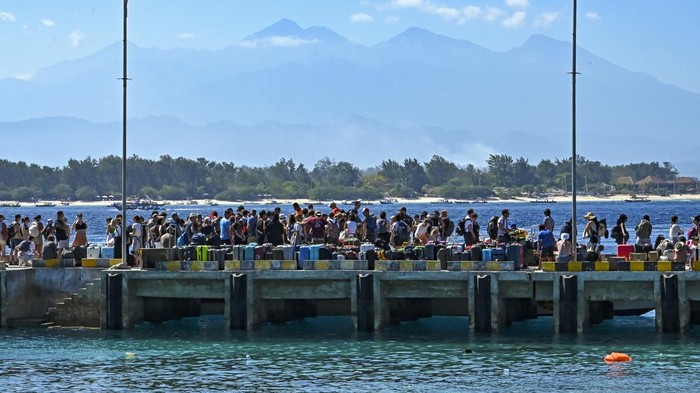 Mau ke 3 Gili di Lombok? Begini Ramainya Saat Puncak Liburan Sejumlah wisatawan asing antre menaiki kapal di pelabuhan Gili Trawangan, Desa Gili Indah, Kecamatan Pemenang, Tanjung, Lombok Utara, NTB, Kamis (10/8/2023). Data Dinas Pariwisata Lombok Utara mencatat rata-rata kunjungan wisatawan ke destinasi wisata Tiga Gili (Gili Trawangan, Gili Meno dan Gili Air) pada masa puncak (high season) liburan saat ini mencapai 2.000 orang per hari. ANTARA FOTO/Ahmad Subaidi/aww.