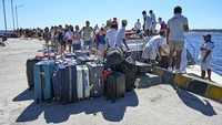 Sejumlah wisatawan asing antre menaiki kapal di pelabuhan Gili Trawangan, Desa Gili Indah, Kecamatan Pemenang, Tanjung, Lombok Utara, NTB, Kamis (10/8/2023). 