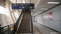 Stasiun yang terletak di area apartemen LRT City, Bekasi memiliki dua akses tangga yang bisa digunakan. Tangga itu masing-masing terletak di sisi kanan dan kiri bangunan.  