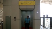 Kendati demikian, pengguna layanan LRT bisa menggunakan lift berkapasitas 15 orang, yang terletak di tengah bagian gedung stasiun.  