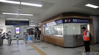 Setelah naik dari lantai dasar menuju ke lantai 1 bangunan, pengguna akan masuk ke dalam area pembelian tiket.  