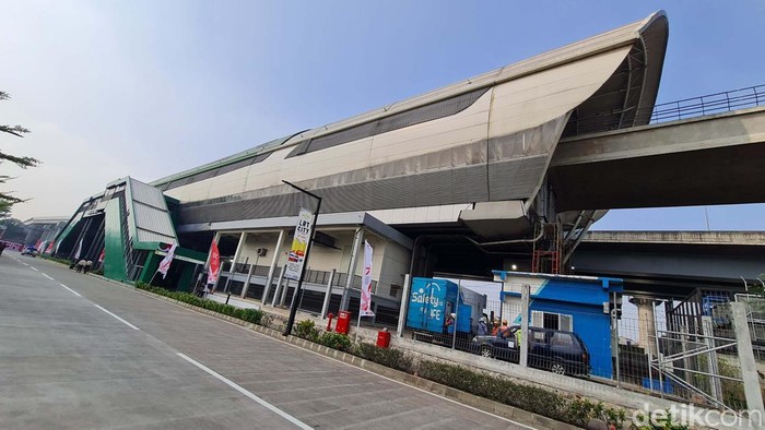 Mau Tahu Stasiun LRT Jatimulya? Begini Suasananya Sebanyak 18 stasiun tersedia sebagai titik pemberhentian Light Rail Transit (LRT). Salah satunya adalah Stasiun LRT Jatimulya, yuk kita lihat.