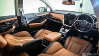 Masuk ke kabinnya, aura interior dari Outback ini pun terasa familiar. Khasnya Subaru, layout dashboard mobil ini dibuat menumpuk-numpuk dan dikawal oleh material yang solid.  