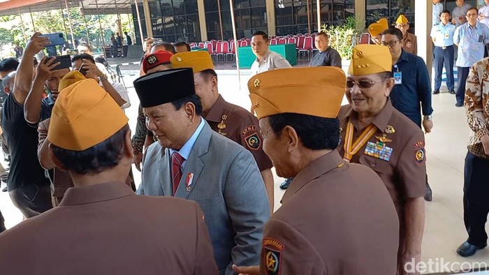Menhan Prabowo Subianto didampingi Wali Kota Solo Gibran Rakabuming Raka menghadiri acara Hari Veteran Nasional (Harvetnas) di UNS Solo, Kamis (10/8/2023).
