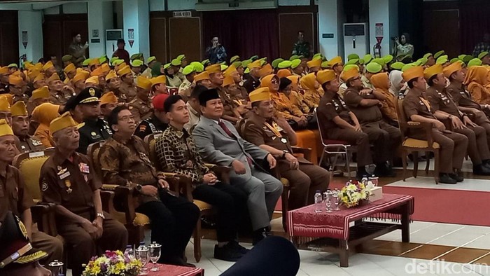 Menhan Prabowo Subianto didampingi Wali Kota Solo Gibran Rakabuming Raka menghadiri acara Hari Veteran Nasional (Harvetnas) di UNS Solo, Kamis (10/8/2023).