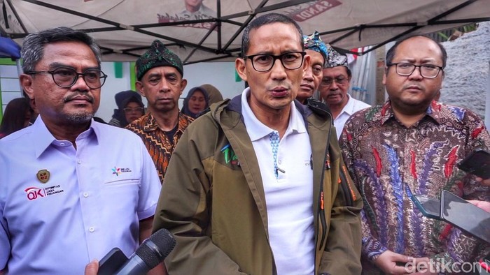 Menparekraf, Sandiaga Uno saat wawancara bersama awak media di Desa Wisata Alamendah, Kecamatan Rancabali, Kabupaten Bandung, Kamis (10/8/2023)