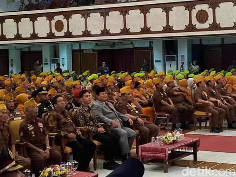 Menteri Pertahanan (Menhan) Prabowo Subianto menghadiri acara peringatan Hari Veteran Nasional di UNS Solo, Kamis (10/8/2023).