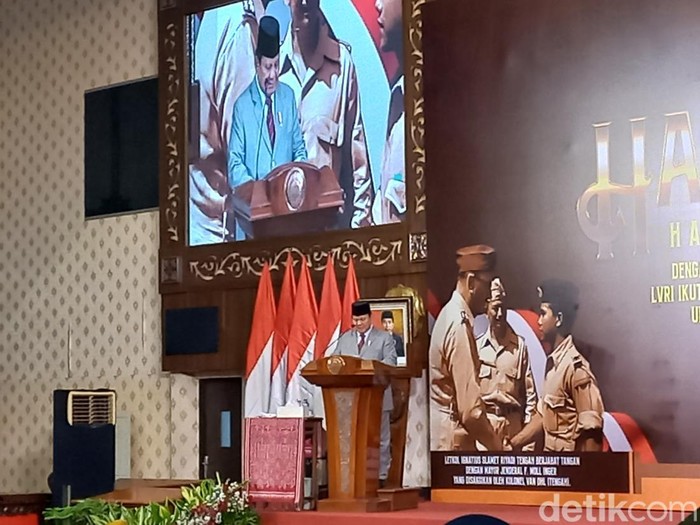 Menteri Pertahanan (Menhan) Prabowo Subianto menghadiri acara peringatan Hari Veteran Nasional di UNS Solo, Kamis (10/8/2023).