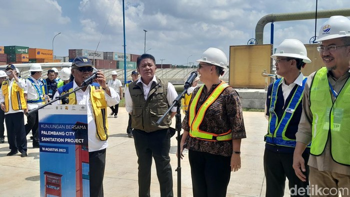 Menteri PUPR dan Duta Besar Australia saat meninjau IPAL Sungai Selayur