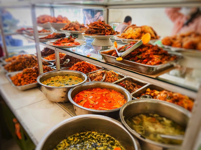 Menu warteg yang sederhana tapi masih disajikan warteg kekinian