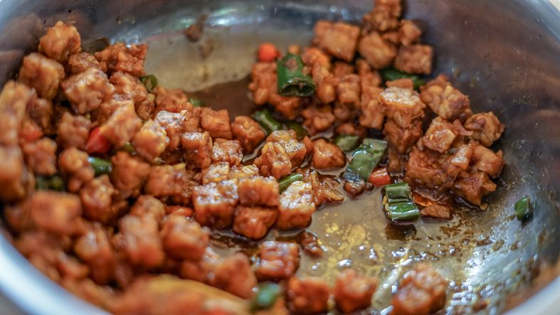Menu warteg yang sederhana tapi masih disajikan warteg kekinian
