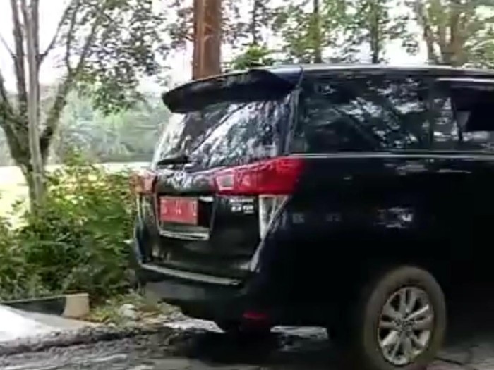 Mobil dinas melintasi jalan yang baru dicor di Musi Waras. (Foto: Istimewa)
