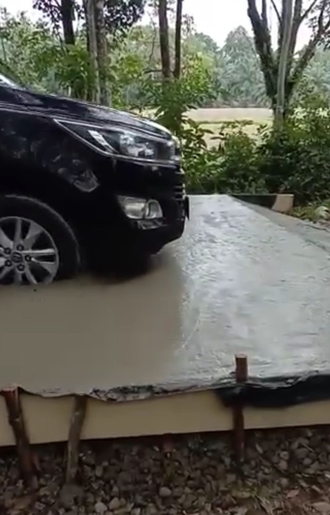 Mobil dinas melintasi jalan yang baru dicor di Musi Waras. (Foto: Istimewa)
