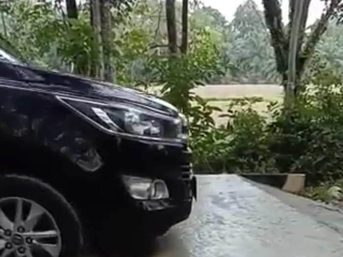 Mobil dinas melintasi jalan yang baru dicor di Musi Waras. (Foto: Istimewa)