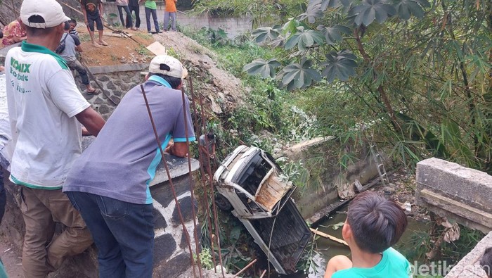 Mobil Tercebur ke Kali di Bogor