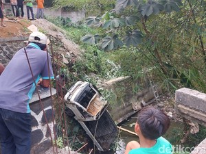 Pikap Tercebur ke Sungai di Bogor gegara Tak Kuat Nanjak, Sopir Terluka