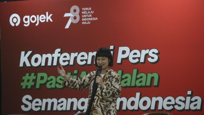 Mode 'Hemat' Jadi Inovasi Gojek untuk HUT RI Odo Manuhutu, Deputi Bidang Pariwisata dan Ekonomi Kreatif, Kementerian Koordinator bidang Maritim dan Investasi (Marves), Gede Manggala, Head of Region and External Affairs Gojek, Andi Ihdal Husnayain, mitra merchant dan pemilik usaha Ayam Bakar & Soto Betawi Ibu Titin, Catherine Hindra Sutjahyo, Presiden Gojek, Unit Bisnis On-Demand Services GoTo, Supriyadi, mitra GoRide, Mahardian, mitra GoCar dalam acara peluncuran inisiatif Gojek #PastiAdaJalan, Semangat Indonesia, di Gedung Joang 45, Jakarta (10/8/2023).