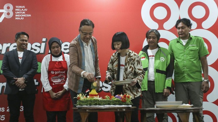 Mode 'Hemat' Jadi Inovasi Gojek untuk HUT RI Odo Manuhutu, Deputi Bidang Pariwisata dan Ekonomi Kreatif, Kementerian Koordinator bidang Maritim dan Investasi (Marves), Gede Manggala, Head of Region and External Affairs Gojek, Andi Ihdal Husnayain, mitra merchant dan pemilik usaha Ayam Bakar & Soto Betawi Ibu Titin, Catherine Hindra Sutjahyo, Presiden Gojek, Unit Bisnis On-Demand Services GoTo, Supriyadi, mitra GoRide, Mahardian, mitra GoCar dalam acara peluncuran inisiatif Gojek #PastiAdaJalan, Semangat Indonesia, di Gedung Joang 45, Jakarta (10/8/2023).