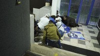 Tampak orang-orang berlindung dan berteriak saat terdengar suara tembakan. (API via AP)