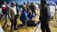 Pendukung calon presiden Fernando Villavicencio terbaring terluka setelah Villavicencio ditembak mati saat kampanye di Quito, Ekuador, Rabu (9/8/2023).  