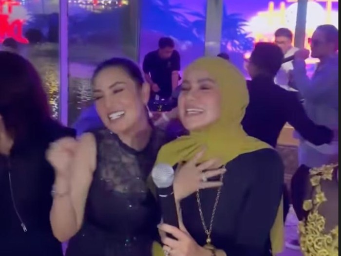 olla ramlan dan nindy ayunda Olla Ramlan dan Nindy Ayunda bersama.