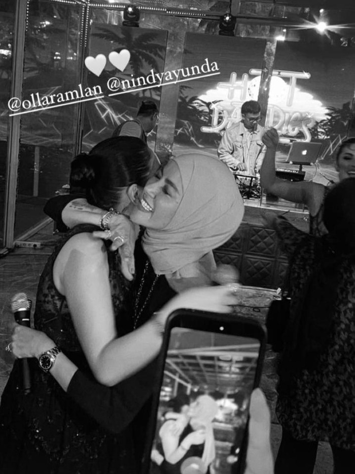 Olla Ramlan dan Nindy Ayunda bersama.
